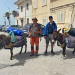 A 79 anni dalla Germania a Punta Secca con due asine