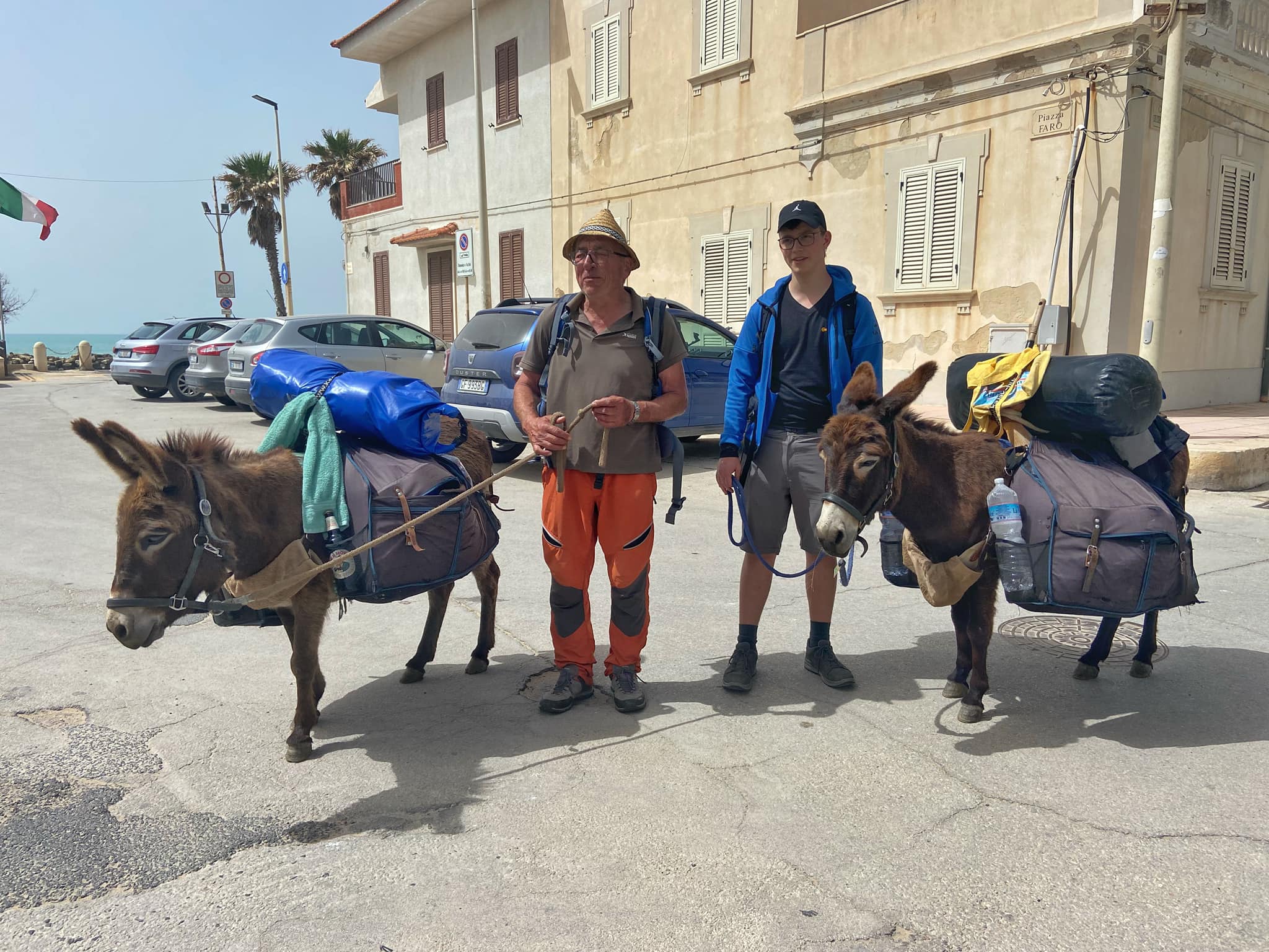 A 79 anni dalla Germania a Punta Secca con due asine