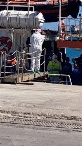 “Migrante colpito con calcio fucile alla testa”. A Pozzallo 56 salvi