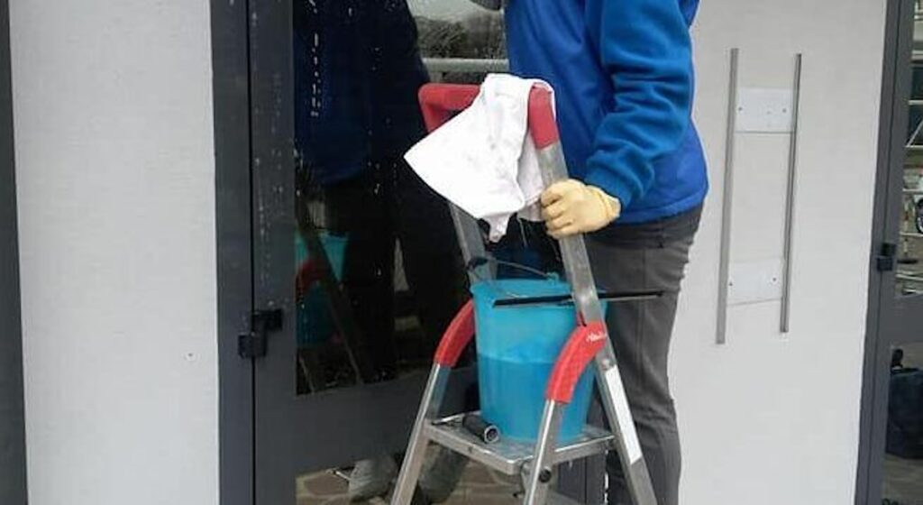 Pozzallo, cade alla scala removibile, elisoccorso