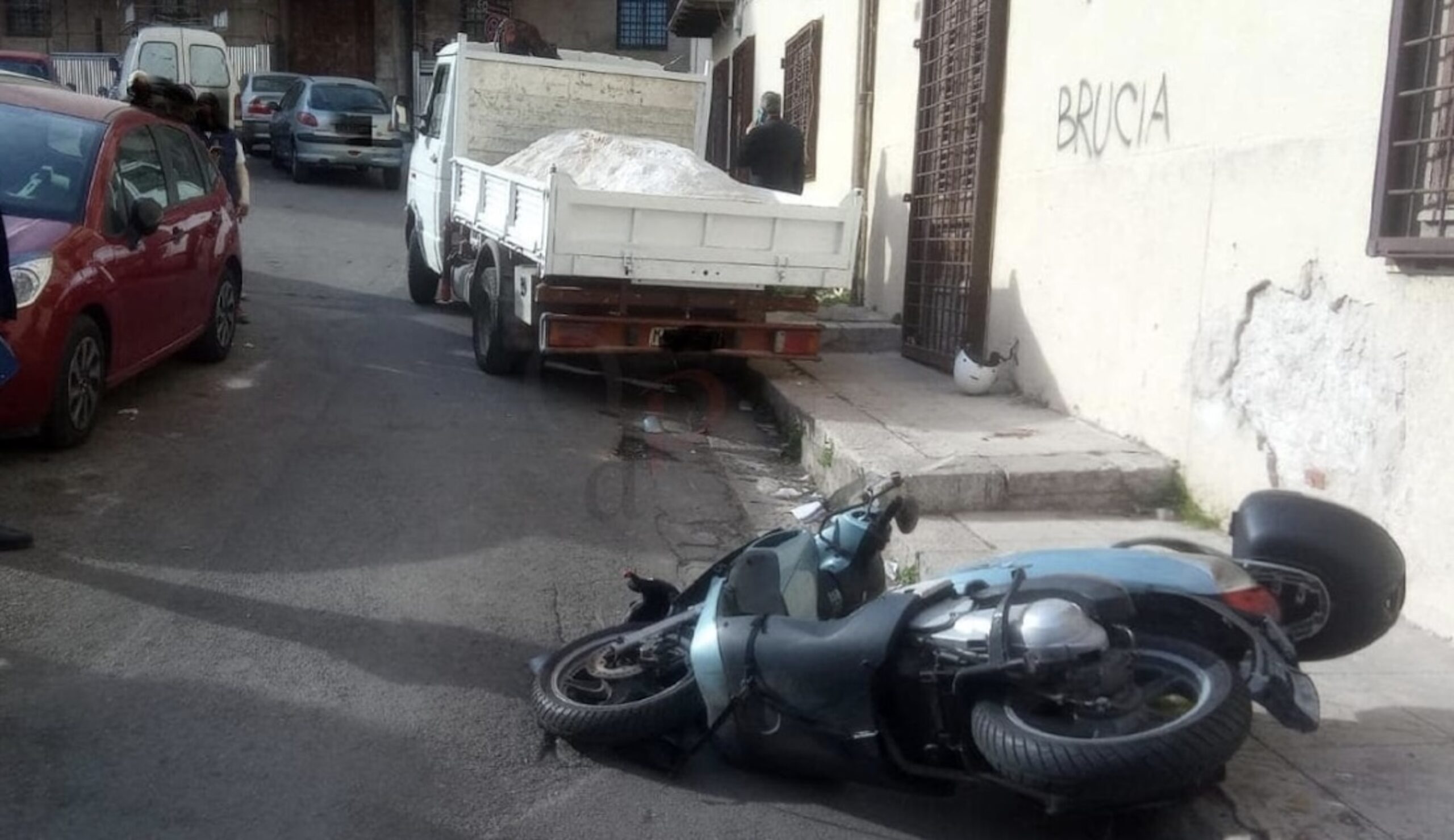Camion senza freni travolge uno scooter: morta una donna