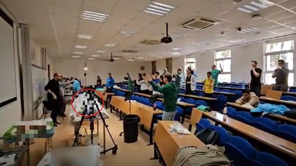 Medici ballano il "Gioca Jouer" durante un'autopsia: il video