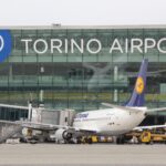 Malore in volo, l'aereo torna: muore a 35 anni