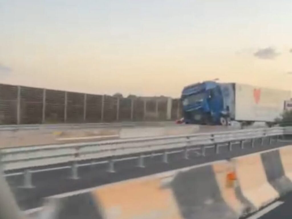 Tir inforca il guard rail sull'autostrada Siracusa-Modica