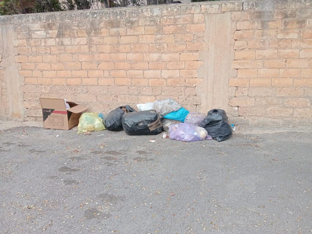 Via Avellino a Marina di Ragusa una discarica a cielo aperto