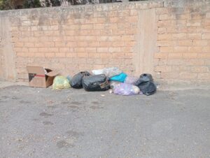 Via Avellino a Marina di Ragusa una discarica a cielo aperto