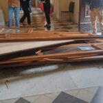 Il forte vento abbatte il portone del Comune di Pozzallo