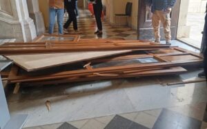 Il forte vento abbatte il portone del Comune di Pozzallo