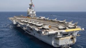 La portaerei nucleare francese Charles de Gaulle arriva nel Mediterraneo