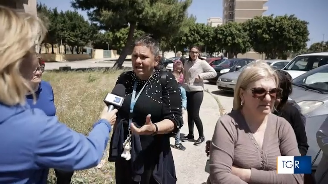 Alloggi popolari a rischio crollo: Mamma non vado a scuola, così muoio qui