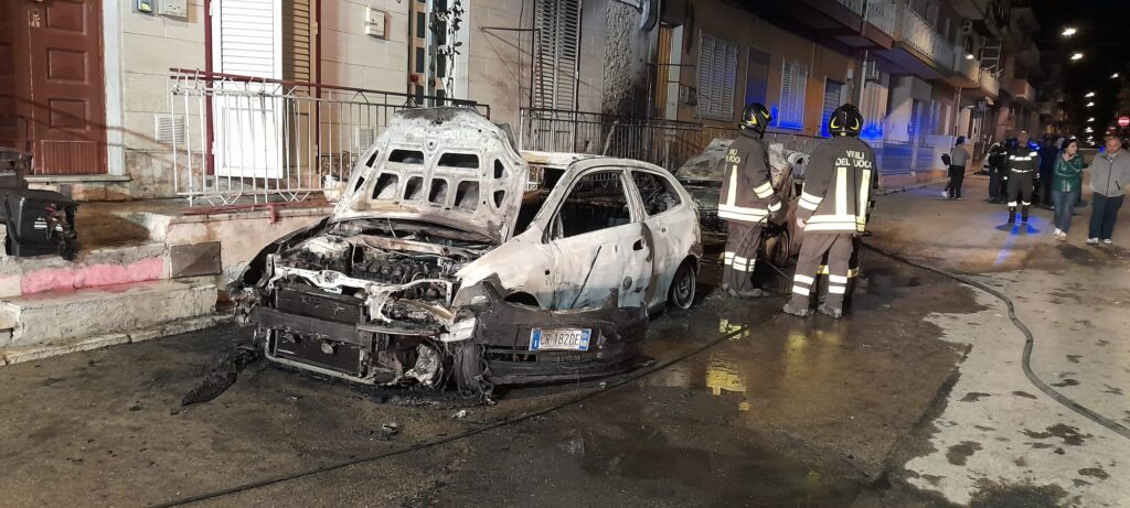 Pozzallo, incendiate due auto, paura per la rete del metano