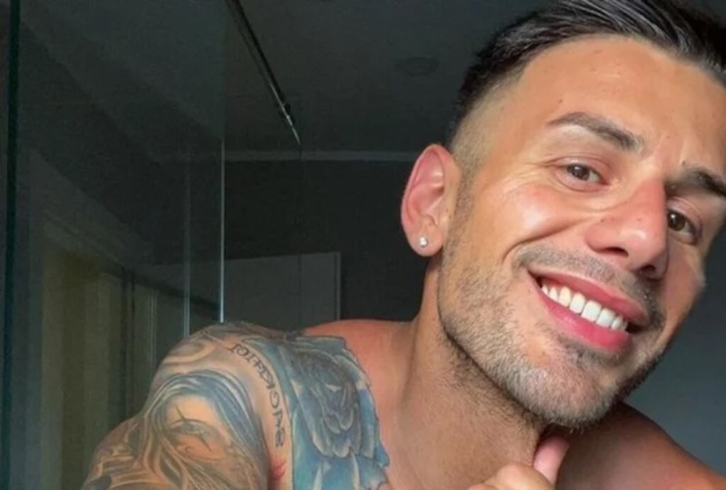 Il cantante neomelodico Angelo Famao in concerto a Scicli