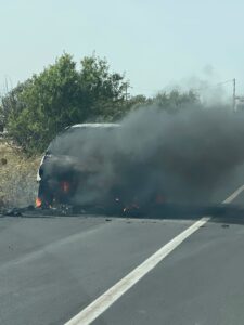A fuoco un'auto sulla Ispica-Pachino