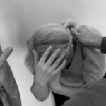 Maltrattava i genitori, facendo loro estorsioni