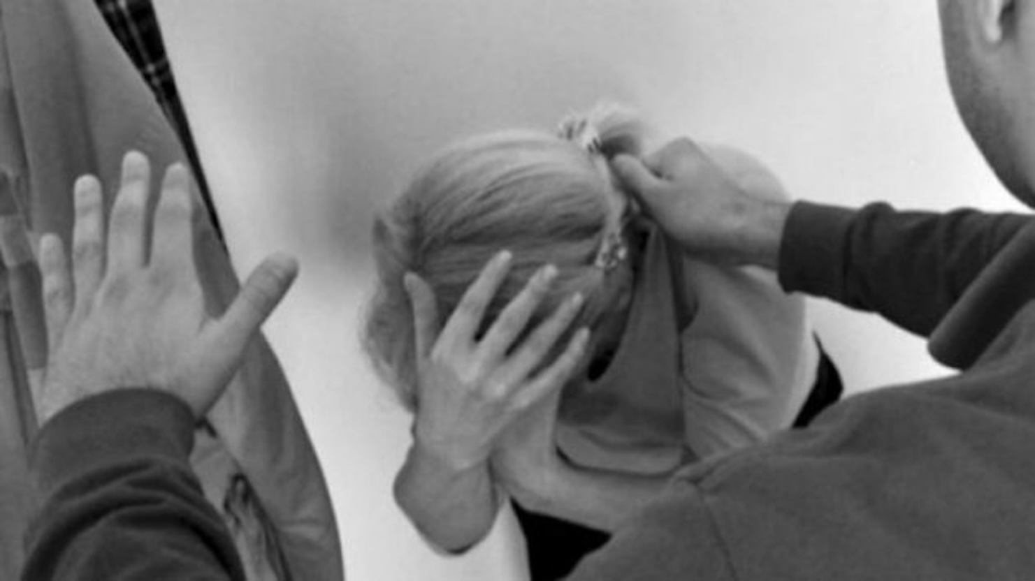 Maltrattava i genitori, facendo loro estorsioni