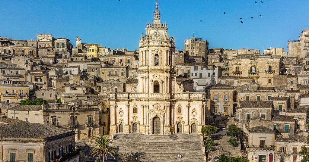 I lavori abusivi davanti alla chiesa di San Giorgio di Modica
