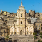 I lavori abusivi davanti alla chiesa di San Giorgio di Modica