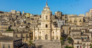I lavori abusivi davanti alla chiesa di San Giorgio di Modica