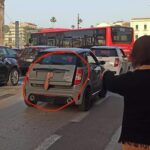 A Siracusa una mano di plastica sulla targa della microcar per la Ztl