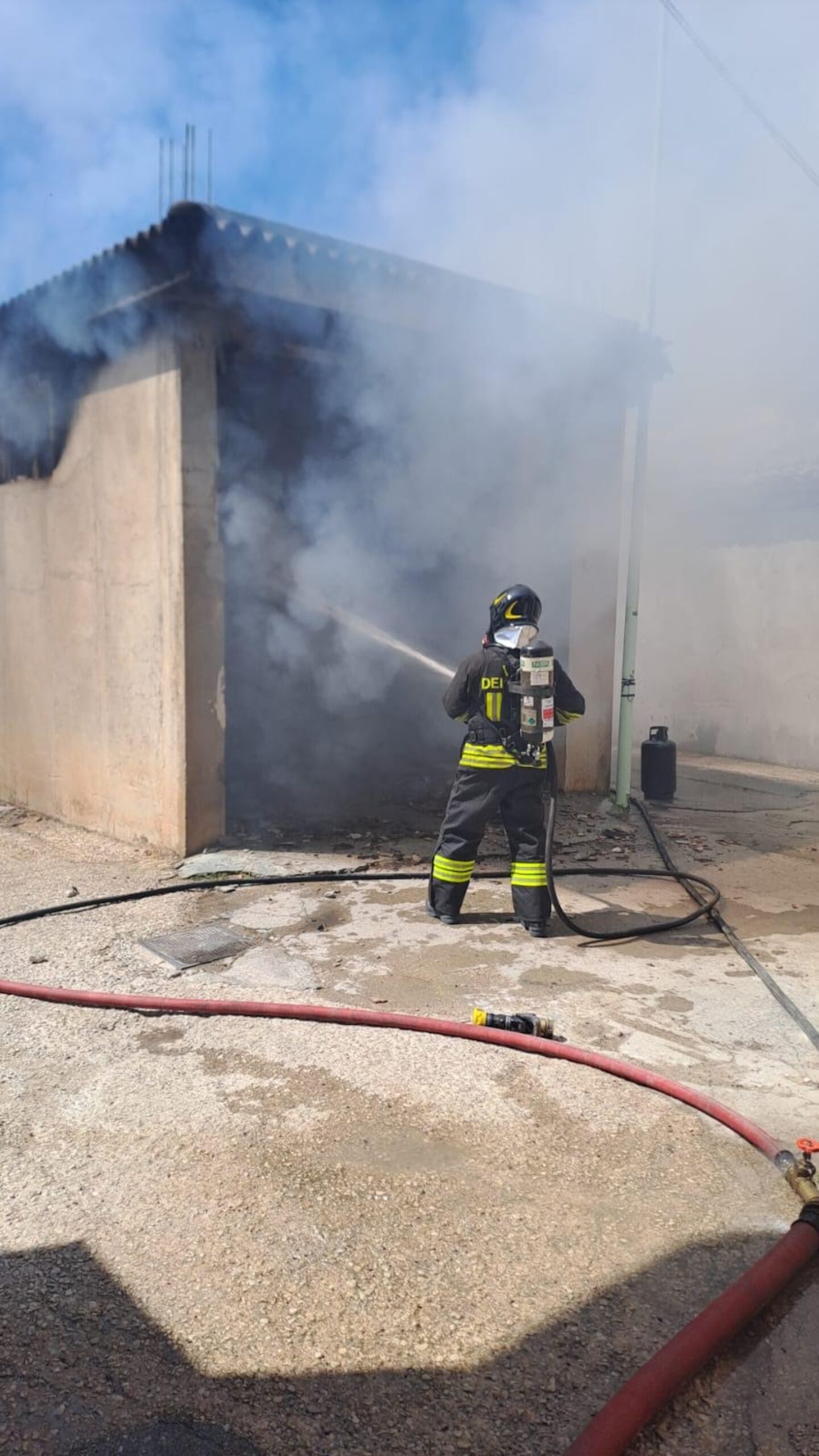 Incendio in un garage a Pedalino