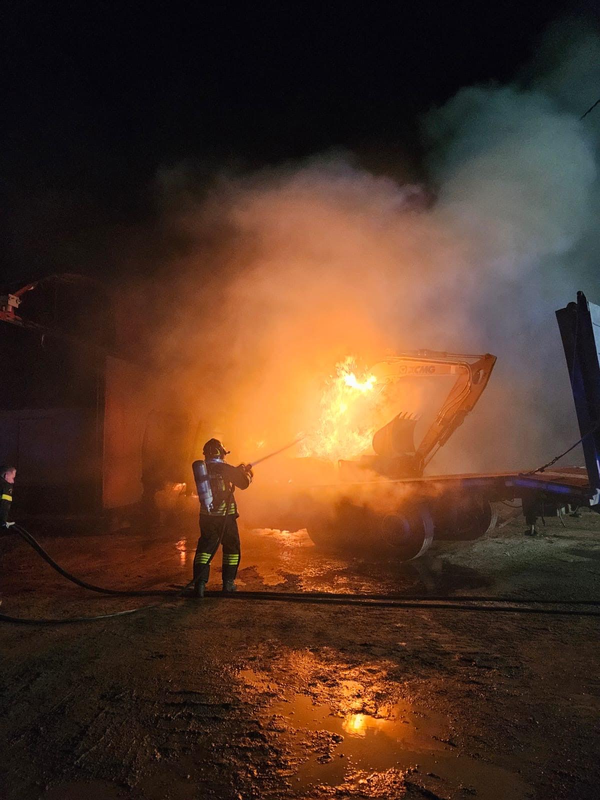 A fuoco i mezzi pesanti in un’azienda di scavi ad Acate