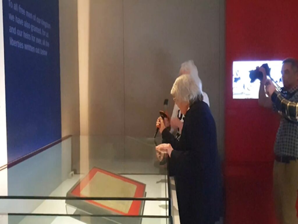 Due 80enni tentano di deturpare la Magna Carta per protesta per il clima