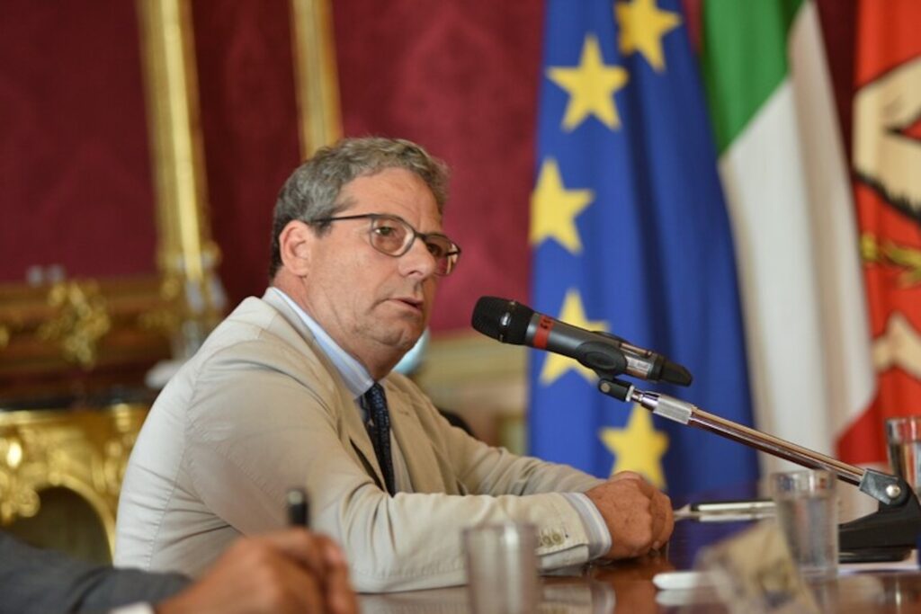 Gianfranco Miccich&egrave; portava il gatto dal veterinario con l'auto blu