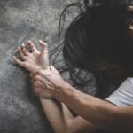 Minorenne tunisino insegue una donna per violentarla, preso