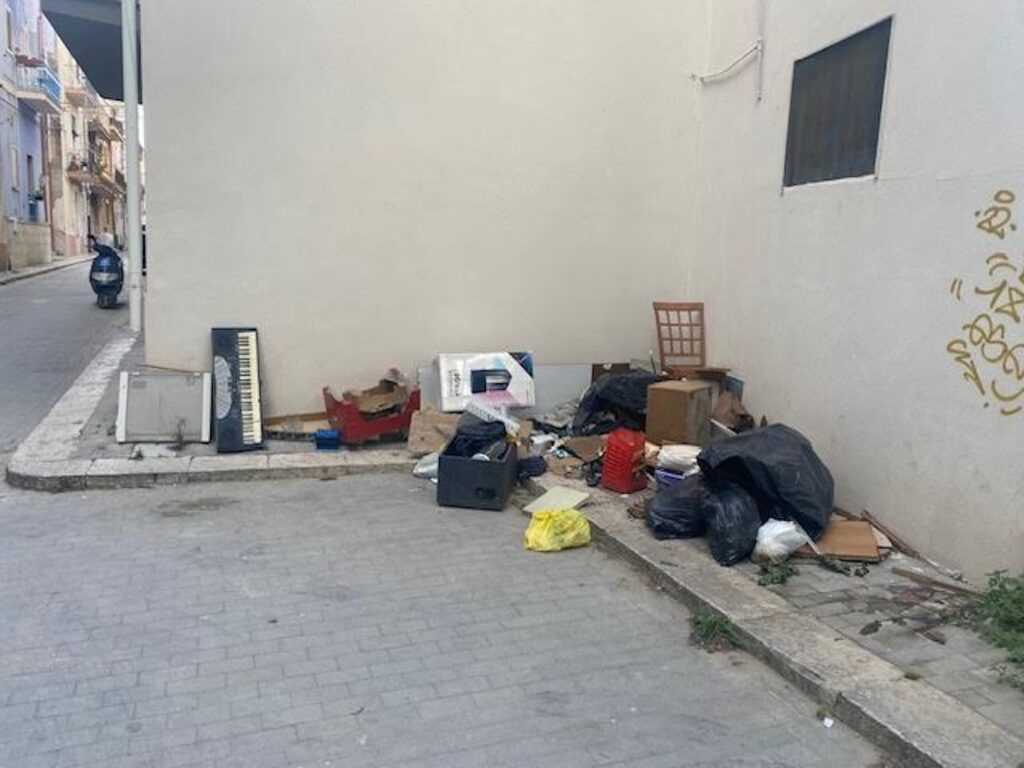 Benvenuti a Ragusa, ecco la discarica a due passi da Villa Margherita