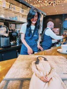 Levante torna a fare la barista per un giorno