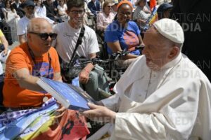 Ignazio Drago e il dono del libro Discover Scicli a Papa Francesco