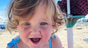 Ingoia tappo di bottiglia a 18 mesi, bimba muore