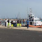 Bambino col gommoncino si avventura nel mare di Ispica, salvato