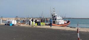 Bambino col gommoncino si avventura nel mare di Ispica, salvato