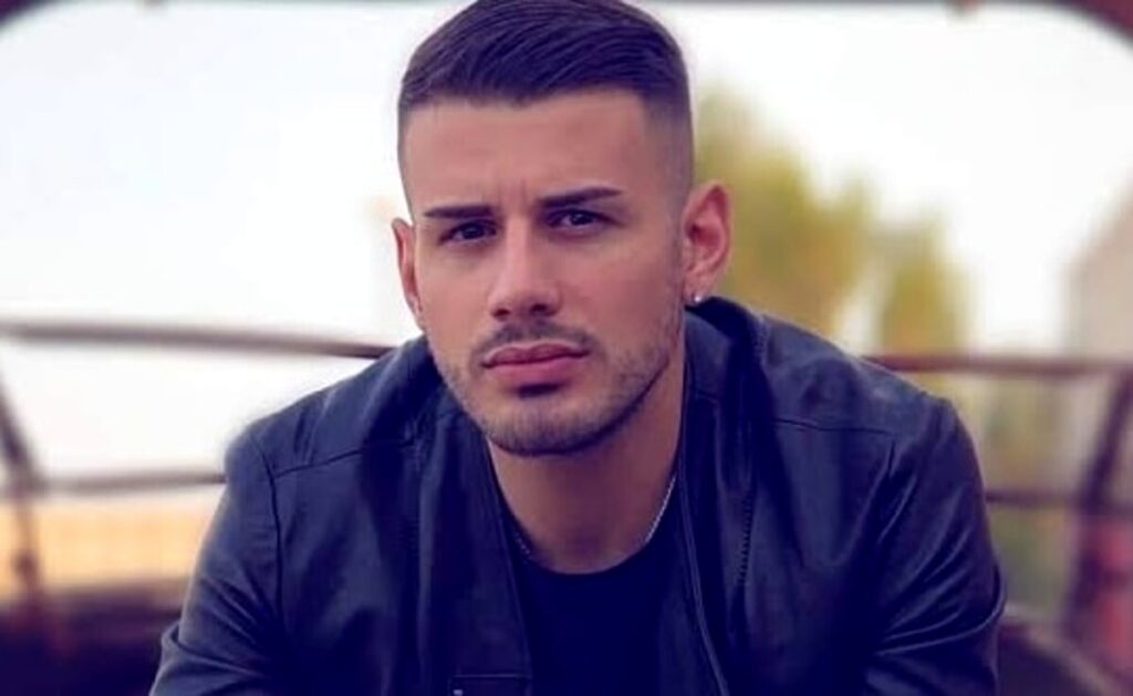 Il cantante neomelodico Angelo Famao stasera a Scicli