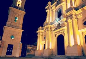 Accoltellamento davanti alla chiesa con machete