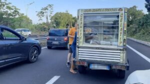 Traffico sull'autostrada, il carretto passa e quell'uomo grida "gelati"