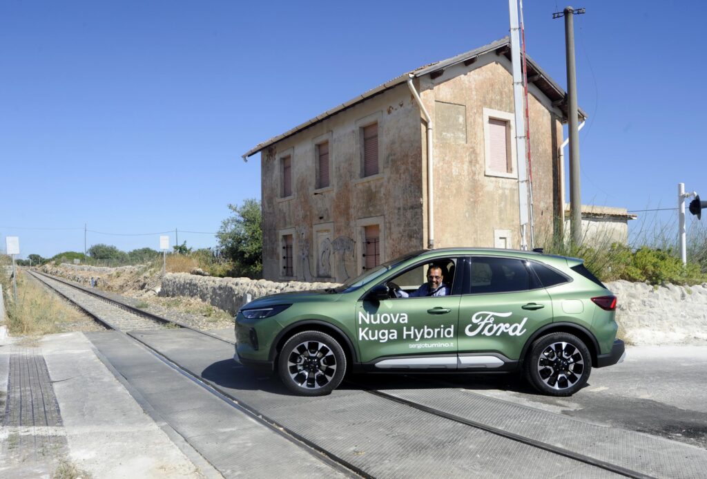 Ford Kuga Hybrid 180 cavalli, 2500 benzina-elettrico: il Suv da 24 al litro