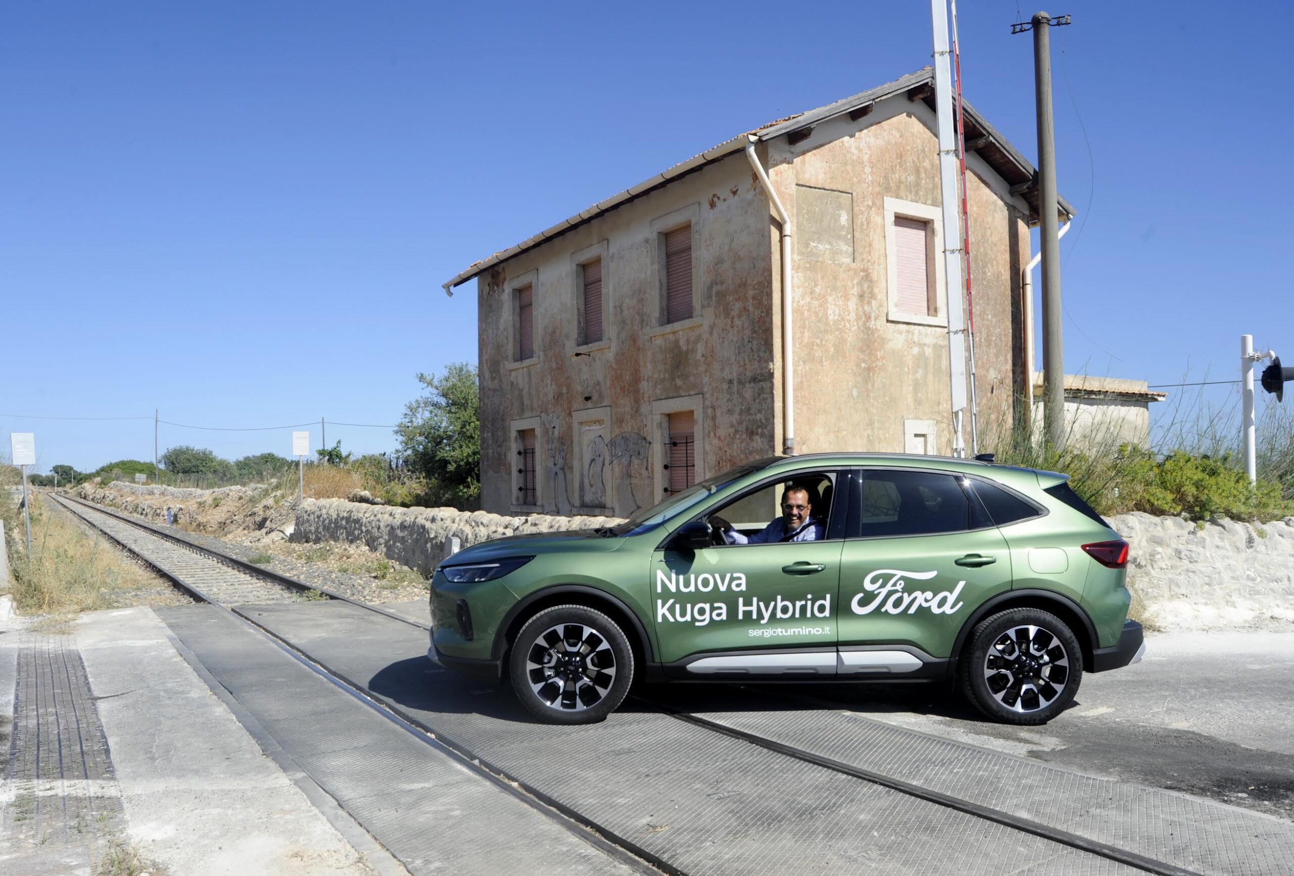 Ford Kuga Hybrid 180 cavalli, 2500 benzina-elettrico: il Suv da 24 al litro Ford Kuga Hybrid 180 cavalli, 2500 benzina-elettrico: il Suv da 24 al litro