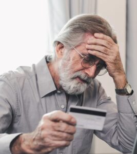 Ruba la carta di debito a un anziano e compra 7 mila euro di vestiti