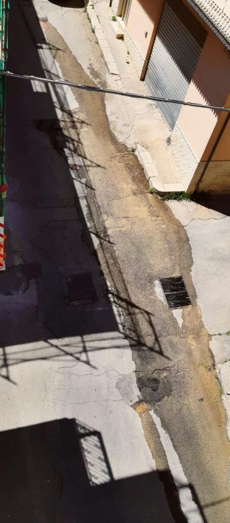 Lo spreco di acqua in via Toscanini a Modica