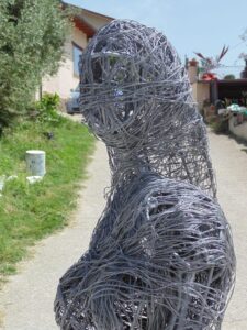 Una scultura nel giardino del Castello di Donnafugata