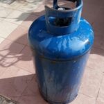 Comiso, si barrica in casa con armi e una bombola del gas e accendino