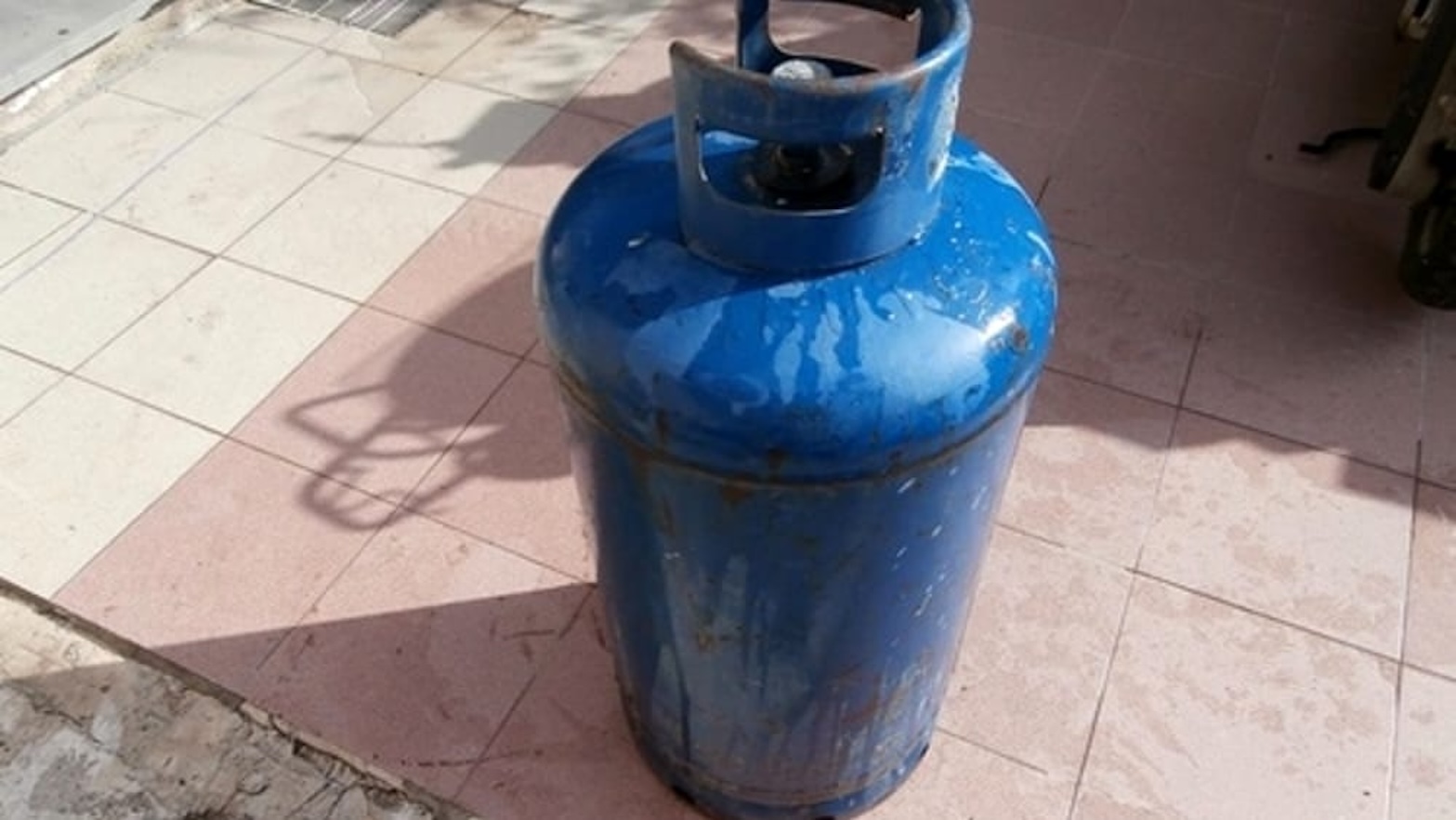 Comiso, si barrica in casa con armi e una bombola del gas e accendino