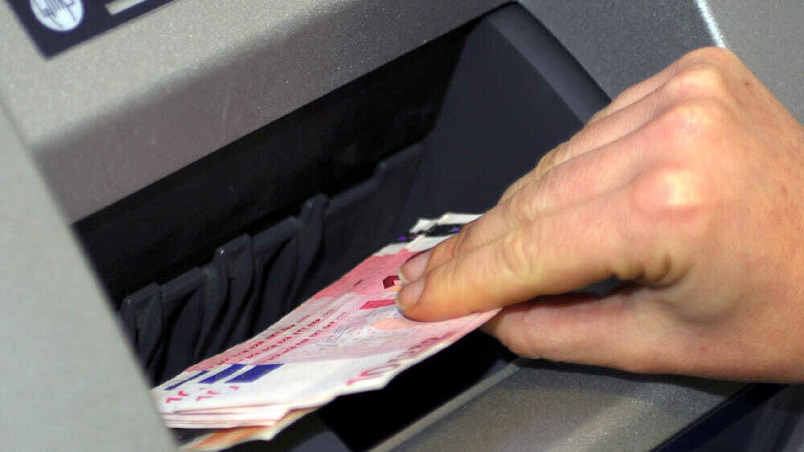 Modica, lui fa bancomat, uno straniero tenta di rubargli la moto