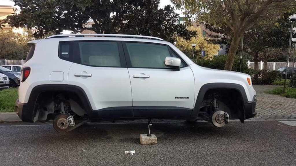 Ragusa, presi i ladri di Renegade