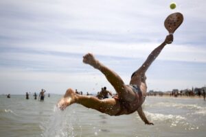 Tamburelli in spiaggia, l'incubo dei bagnanti a Marina di Modica