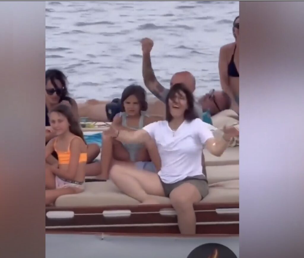 Elisa in barca a Lipari, i fan le cantano Gli ostacoli del cuore