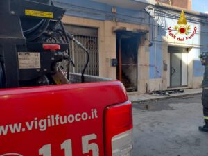 Vittoria, incendio androne palazzo: salvata una donna al quarto piano