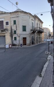 Indicazioni stradali incomprensibili a Modica Alta